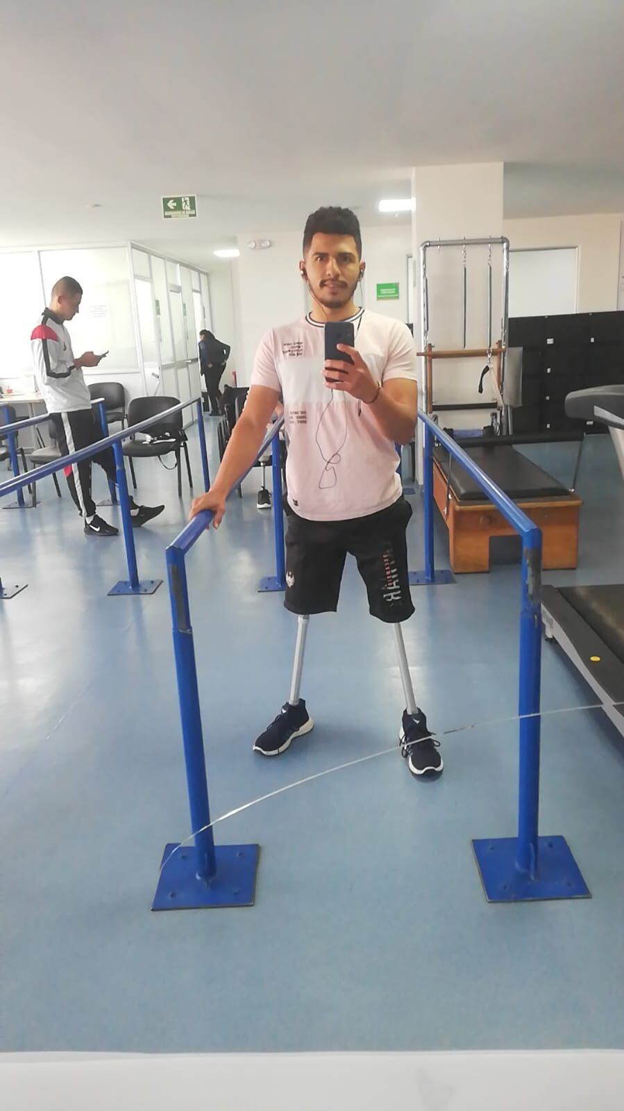 Soldados amputados hacen fila en la Dirección de Sanidad por atención médica o una pensión. Denuncian tramitología.