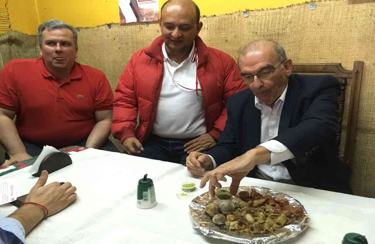 A las 12:30, el precandidato liberal llegó a La Casa del Chunchullo para  almorzar con líderes comunitarios de Engativá. Foto: Mariana Toro.