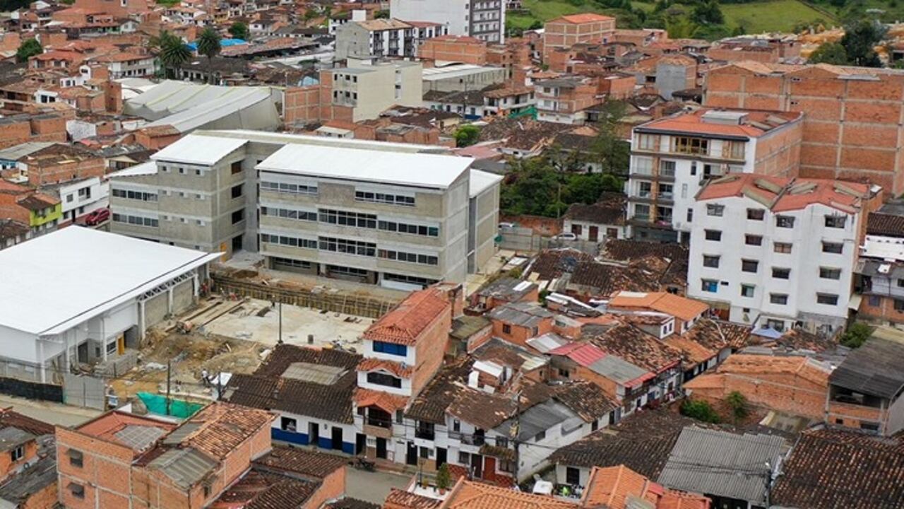 El Ministerio de Educación informó que durante el Gobierno del presidente Iván Duque, se han entregado 289 colegios nuevos o ampliados en todo el territorio nacional.