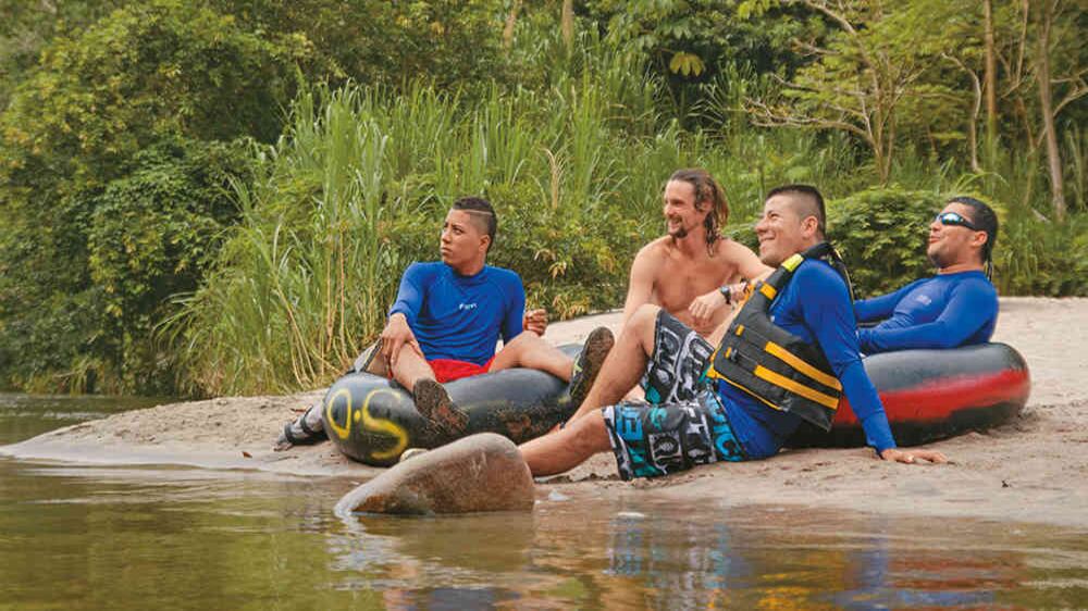 Javier Sanguino y Baudilio Valencia (a la derecha) en compañía de un huésped del hostal y uno de sus auxiliares.