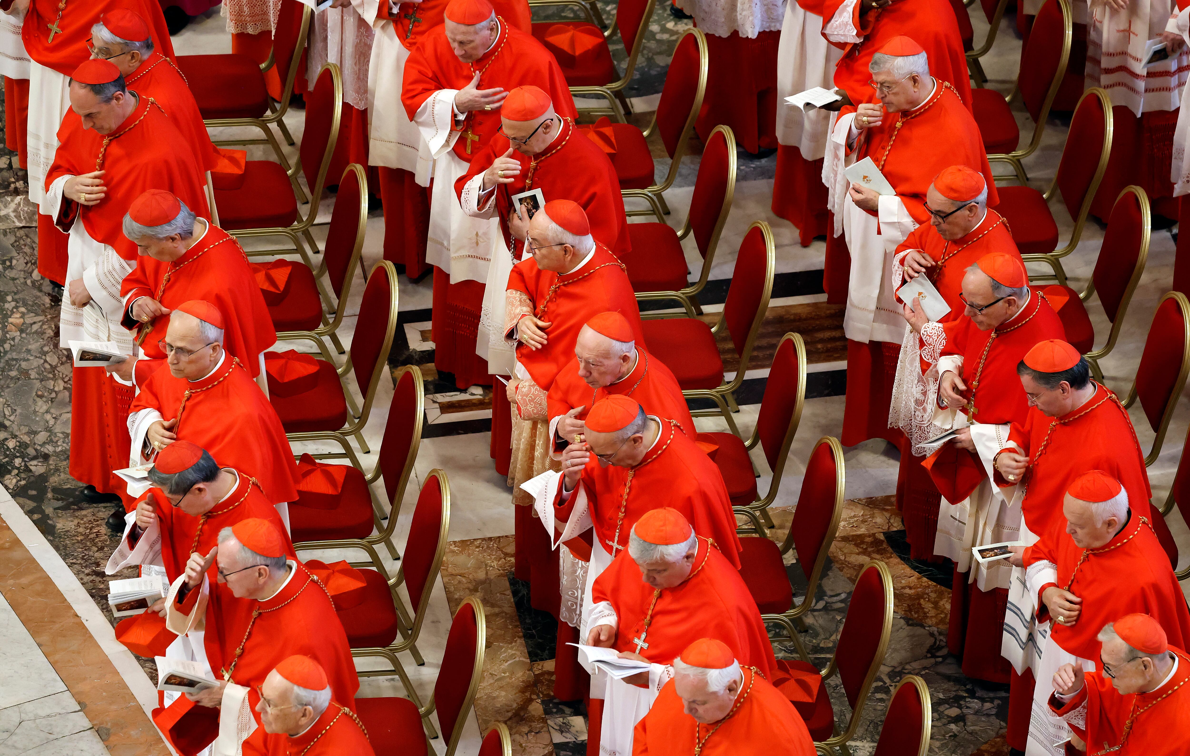 Los cardenales observan mientras el cuerpo del Papa Francisco es trasladado a la Basílica en la Plaza de San Pedro el 23 de abril de 2025 en la Ciudad del Vaticano, Vaticano.