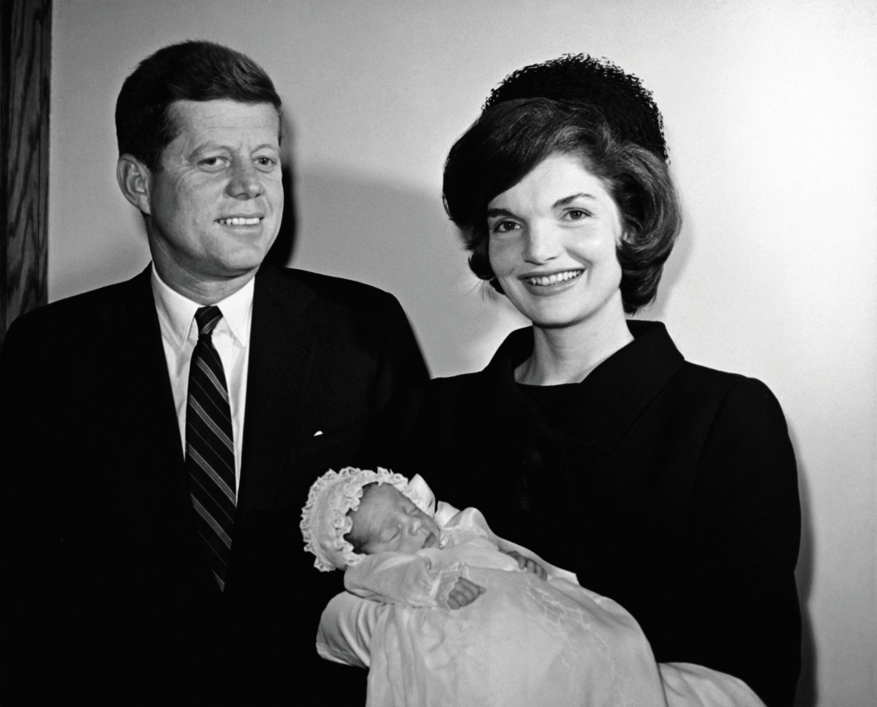 John F. Kennedy y su esposa Jackie pierden a dos hijos. Arabella falleció en el parto; y Patrick Kennedy, a los dos días de nacido.