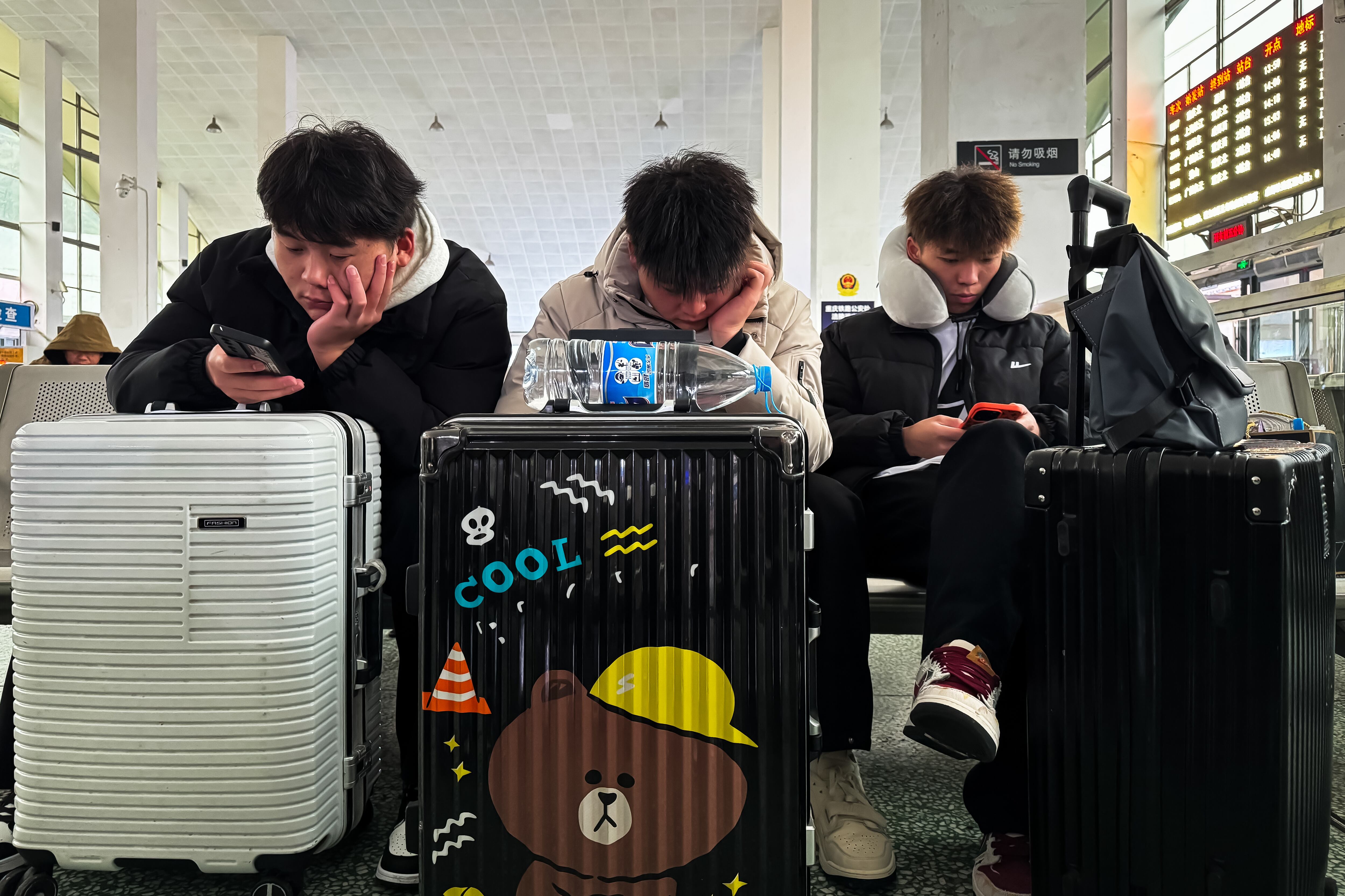 Pasajeros usan equipaje de color negro y gris, en el aeropuerto