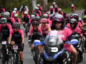 El ciclista colombiano Rigoberto Urán (C) participa durante su carrera ciclista de despedida tras anunciar su retiro del ciclismo profesional en Medellín, Colombia, el 3 de noviembre de 2024. (Foto de JAIME SALDARRIAGA / AFP)