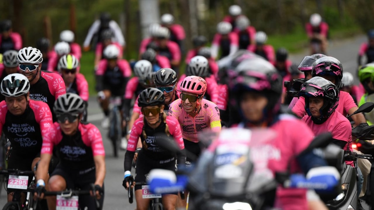 El ciclista colombiano Rigoberto Urán (C) participa durante su carrera ciclista de despedida tras anunciar su retiro del ciclismo profesional en Medellín, Colombia, el 3 de noviembre de 2024. (Foto de JAIME SALDARRIAGA / AFP)