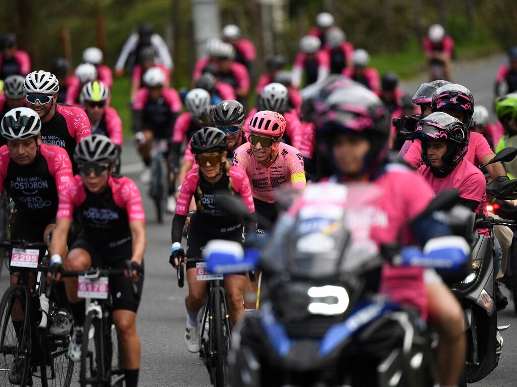 El ciclista colombiano Rigoberto Urán (C) participa durante su carrera ciclista de despedida tras anunciar su retiro del ciclismo profesional en Medellín, Colombia, el 3 de noviembre de 2024. (Foto de JAIME SALDARRIAGA / AFP)