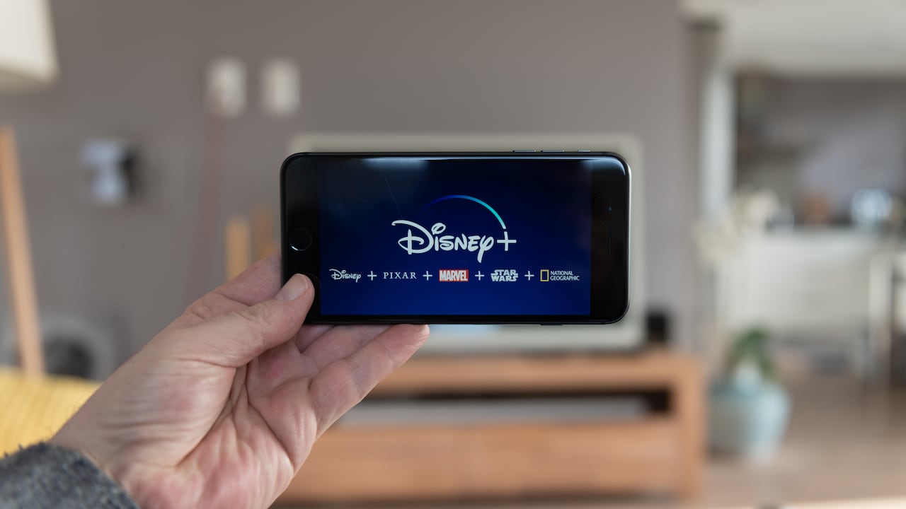 Disney+ se destaca por ofrecer un extenso catálogo de contenido exclusivo, que incluye películas y series originales producidas específicamente para la plataforma.