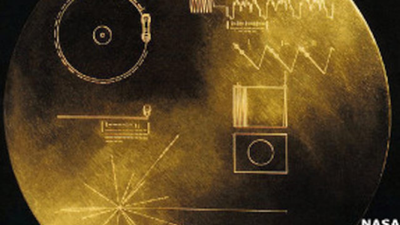 El disco tiene talladas las instrucciones de cómo se debe operar para reproducirlo.