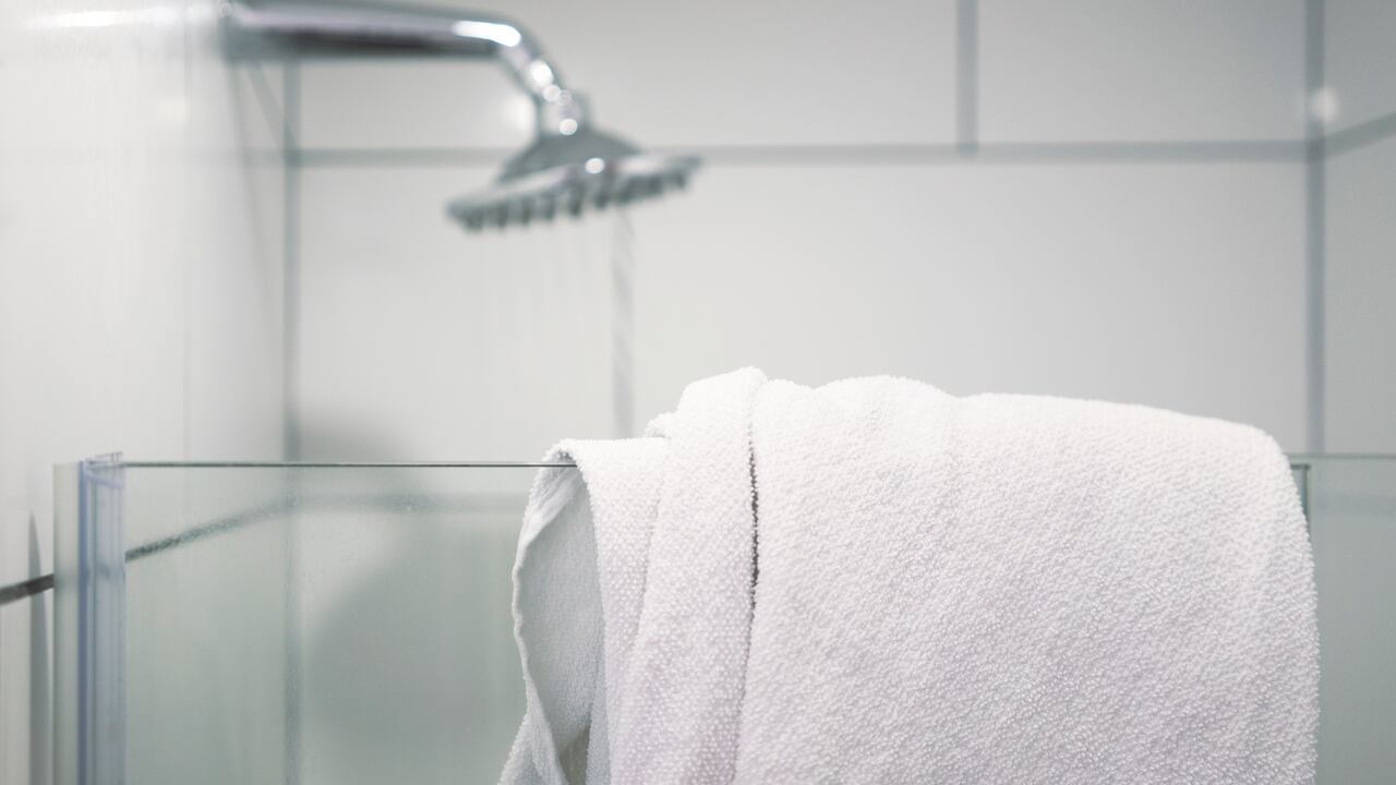 Toalla mojada en el baño