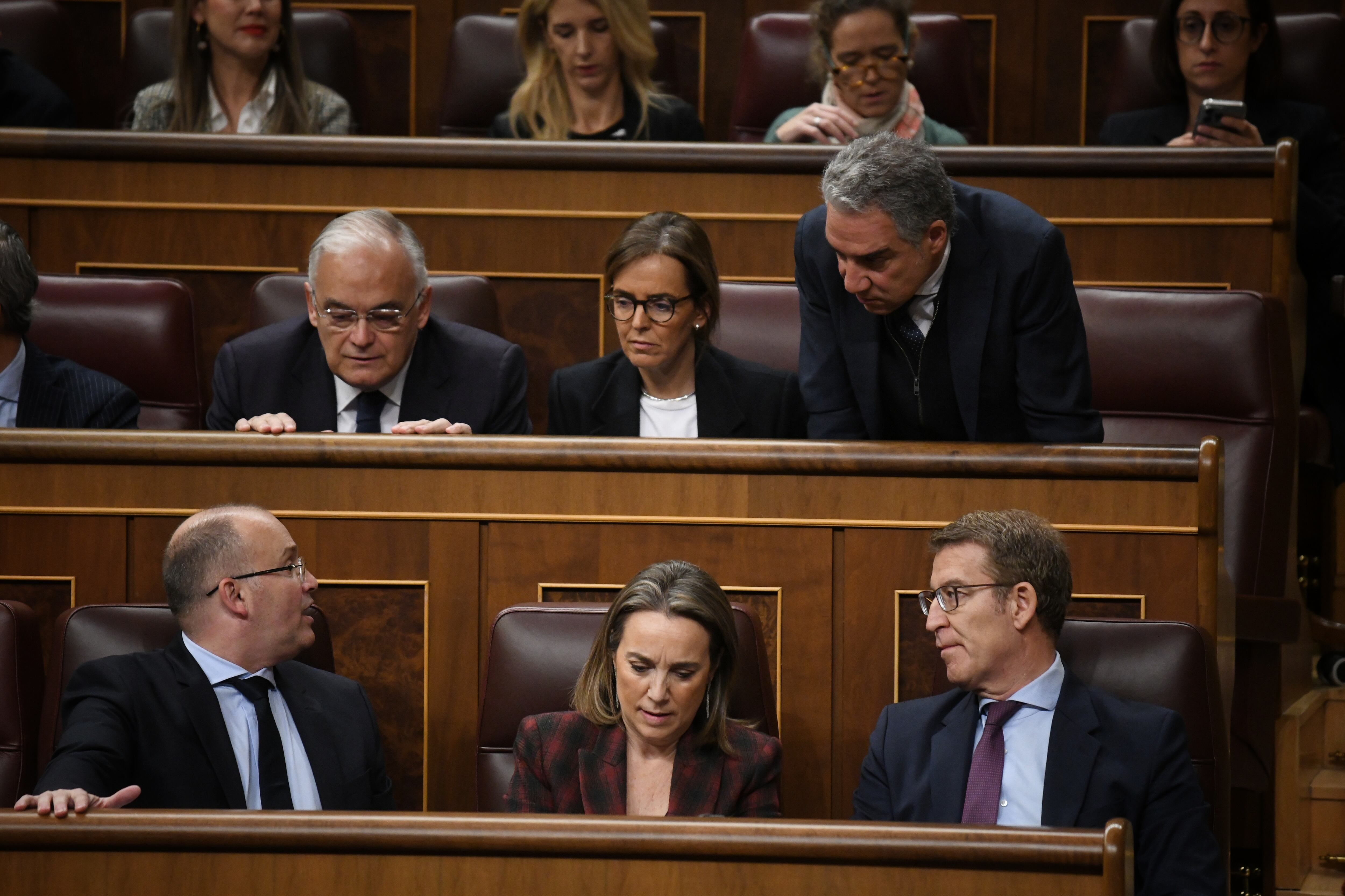 MADRID, ESPAÑA - 29 DE FEBRERO: El coordinador general del PP, Elías Bendodo (1r), conversa con el portavoz del Grupo Parlamentario Popular en el Congreso, Miguel Tellado (1l), durante una sesión plenaria, en el Congreso de los Diputados, el 29 de febrero de 2024 en Madrid, España.