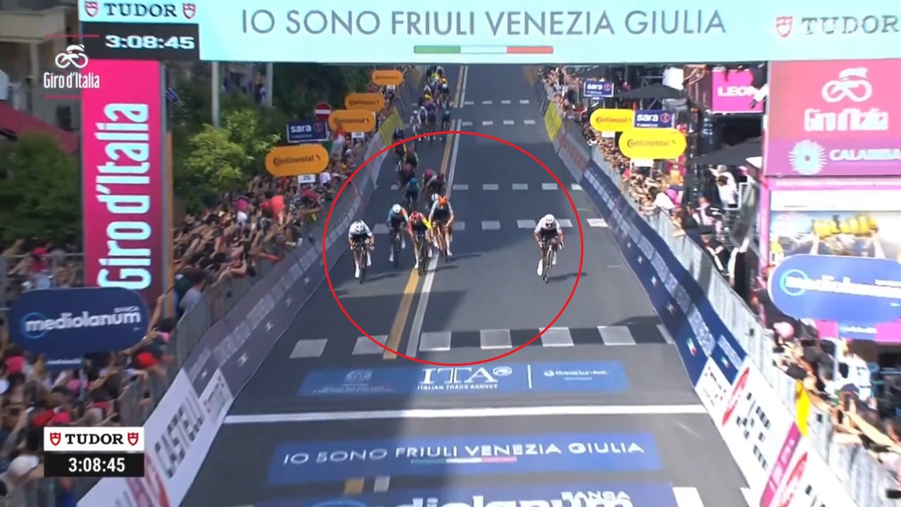 Sprint de la etapa 4 del Giro de Italia.