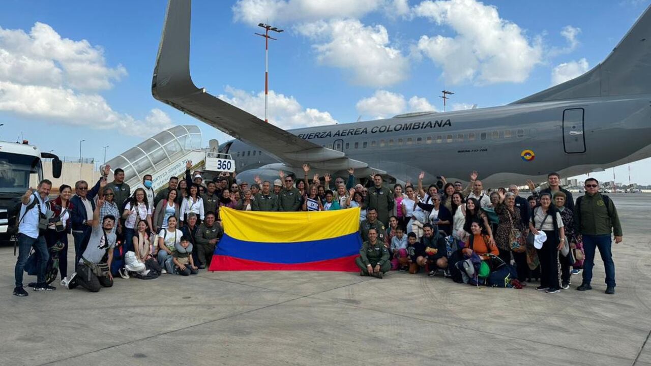 Llega a Tel Aviv el primer avión enviado por el Gobierno colombiano a Israel, la aeronave FAC-1219 de la Fuerza Aeroespacial