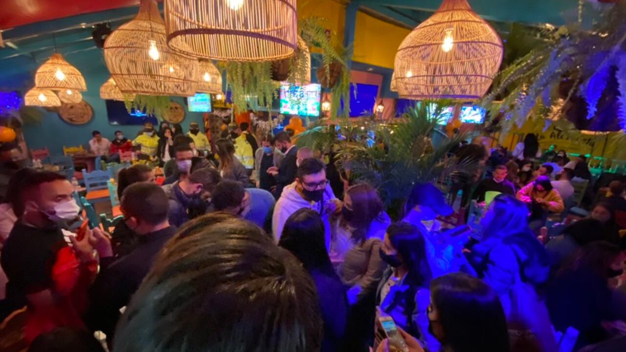 Desmantelan fiestas clandestinas en Chapinero; asistentes se escondieron en las terrazas