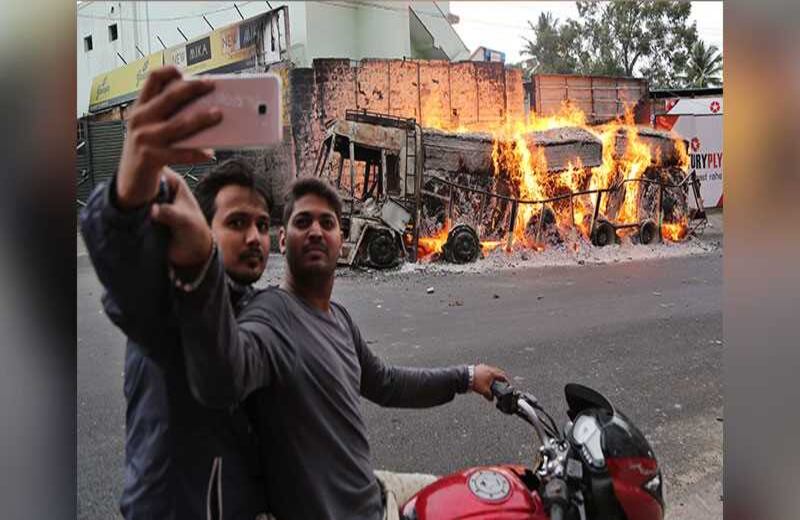 El Tribunal Supremo de India, en medio de la disputa entre Karnataka y Tamil Nadu por el reparto de agua, ordenó liberar 1200 pies cúbicos de agua. Tras la decisión, los campesinos de ambos estados comenzaron varias protestas, dónde los conductores fueron los más perjudicados. (AP Photo/Aijaz Rahi)