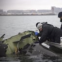Foto sin fecha suministrada por la Junta Nacional de Seguridad en el Transporte de Estados Unidos, que muestra a rescatistas recuperando trozos del helicóptero Black Hawk del Ejército que chocó con un avión de American Airlines el 29 de enero del 2025, cerca del Aeropuerto Nacional Ronald Reagan Washington en Arlington, Virginia. (Junta Nacional de Seguridad en el Transporte de Estados Unidos via AP)