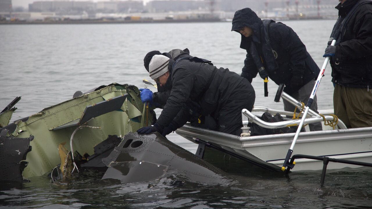 Los rescatistas están recuperando trozos del helicóptero Black Hawk del Ejército que chocó con un avión de American Airlines el 29 de enero del 2025, cerca del Aeropuerto Nacional Ronald Reagan, en Washington.