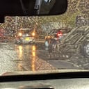 Así quedó el vehículo particular tras sufrir un volcamiento en la Autopista Norte con calle 170, en sentido norte-sur.