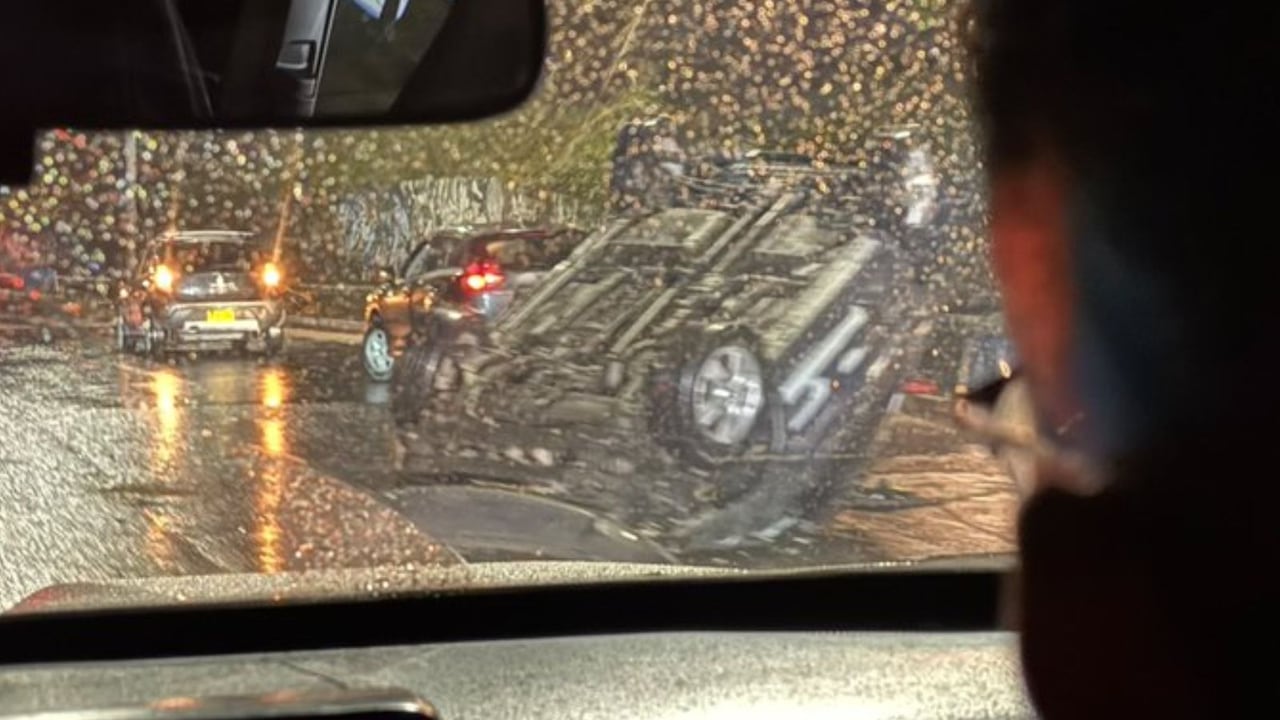 Así quedó el vehículo particular tras sufrir un volcamiento en la Autopista Norte con calle 170, en sentido norte-sur.