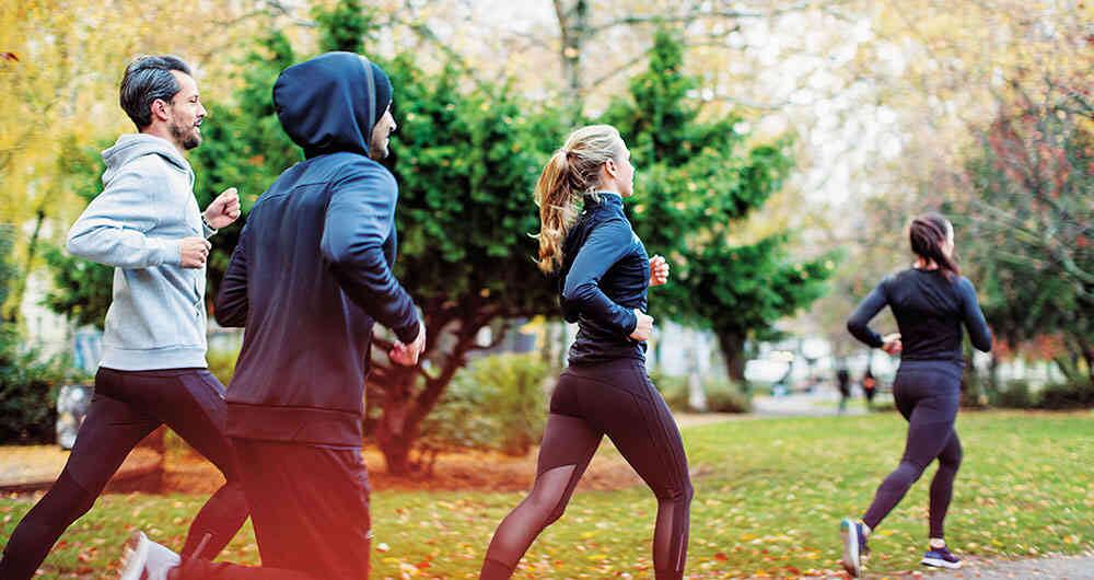 La actividad física hace que el cuerpo segregue endorfinas que reducen los niveles de cortisol, la hormona del estrés.