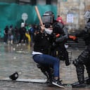 Un manifestante se enfrenta a la policía durante una protesta contra el gobierno en Bogotá, Colombia, el miércoles 5 de mayo de 2021. Las protestas que comenzaron la semana pasada por una propuesta de reforma tributaria continúan a pesar de que el presidente Iván Duque retiró el plan tributario el domingo 2 de mayo. (AP Foto / Fernando Vergara)
