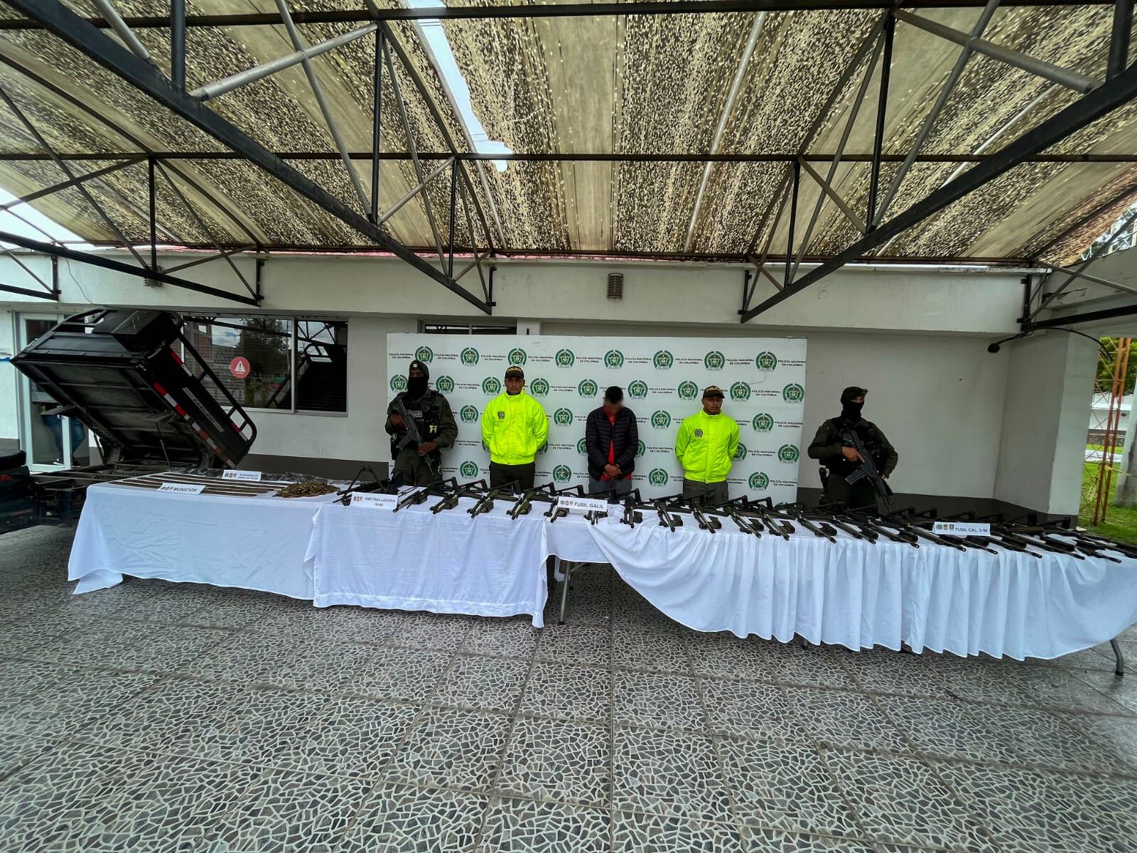 Una ametralladora, 20 fusiles y un sinnúmero de munición le encontraron a traficante de armas de Iván Mordisco.