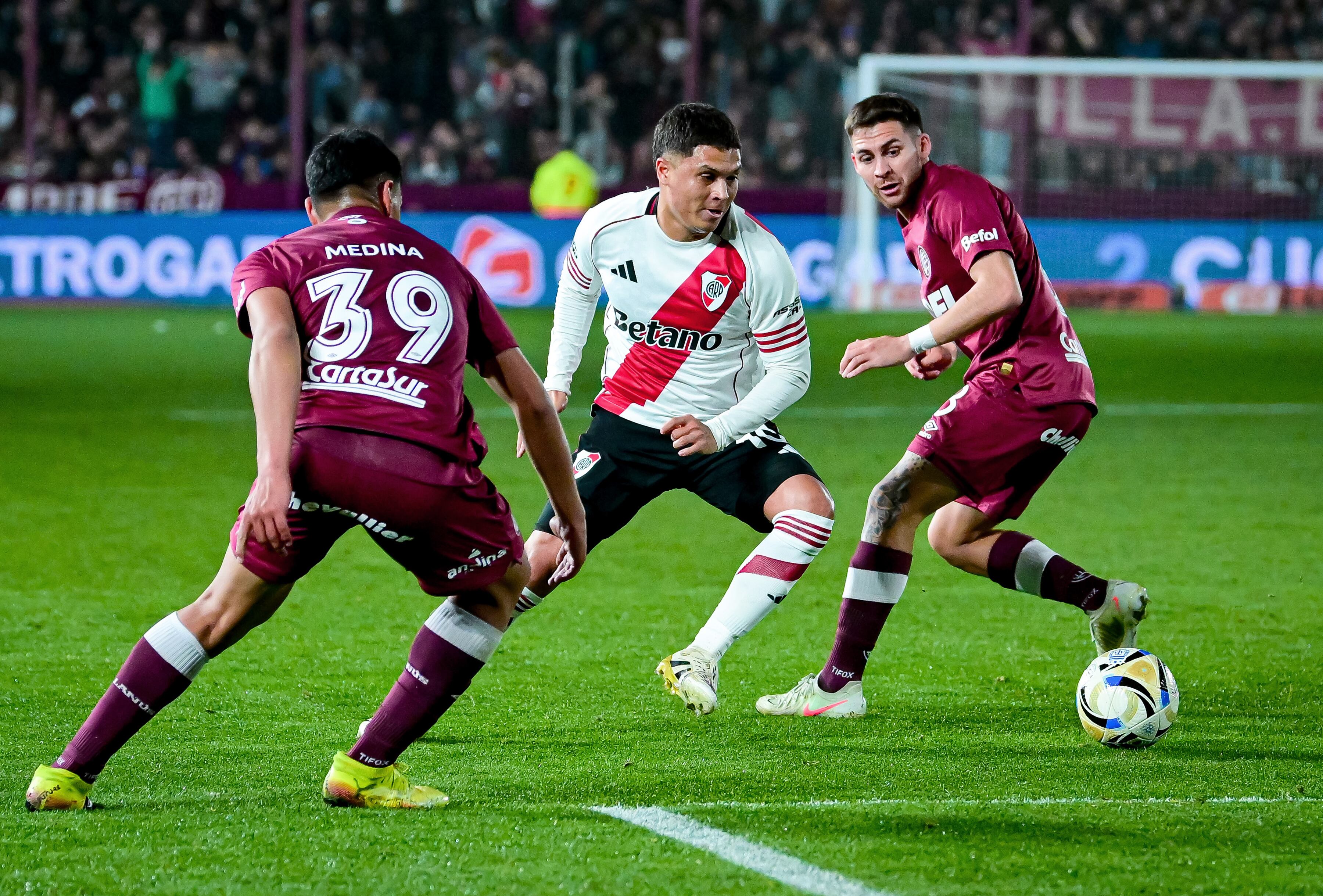 BUENOS AIRES, ARGENTINA - AUGUST 25: Juan Fernando Quintero of River Plate dribbles the ball during a Torneo Clausura Betano 2025 match between Lanus and River Plate at Estadio Ciudad de Lanus Nestor Diaz Perez on August 25, 2025 in Buenos Aires, Argentina. (Photo by Marcelo Endelli/Getty Images)