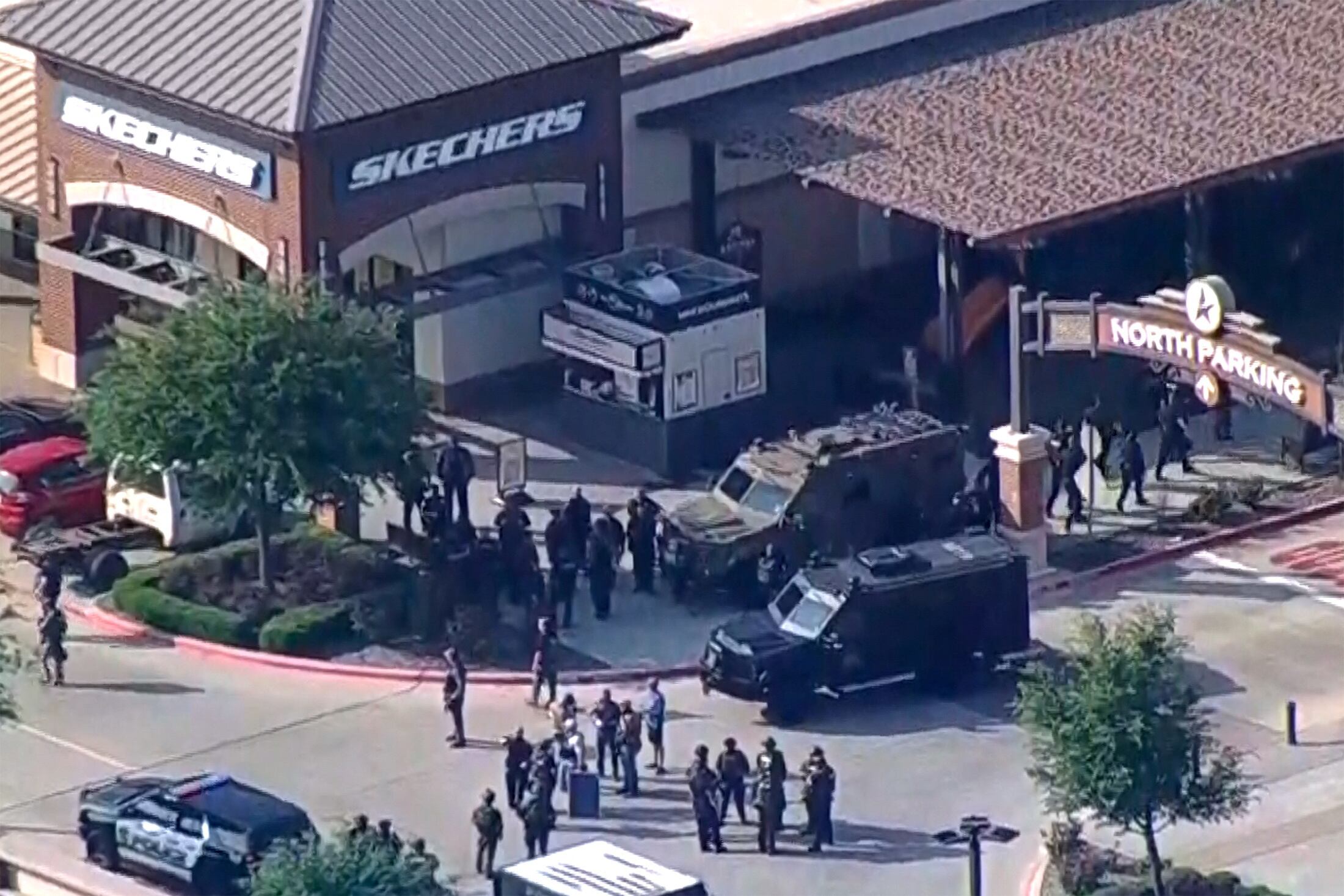 La policía responde a un tiroteo en Allen Premium Outlets del área de Dallas