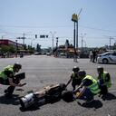 Agentes de la policía ucraniana inspeccionan un fragmento del cohete después de un ataque con cohetes rusos en Kiev, Ucrania, el lunes 29 de mayo de 2023.