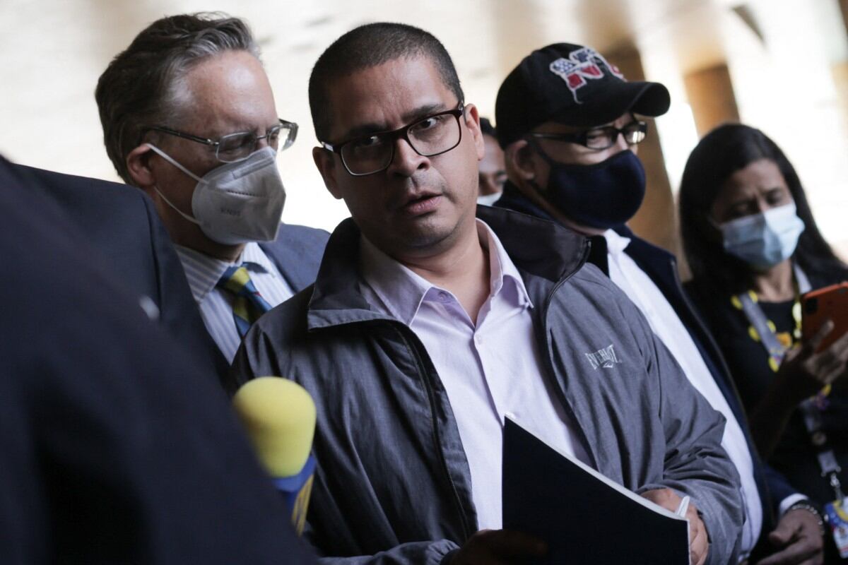 El venezolano Nicmer Evans, miembro del Movimiento Revocatorio (MOVER), llega al Consejo Nacional Electoral (CNE) en Caracas el 24 de enero de 2022.