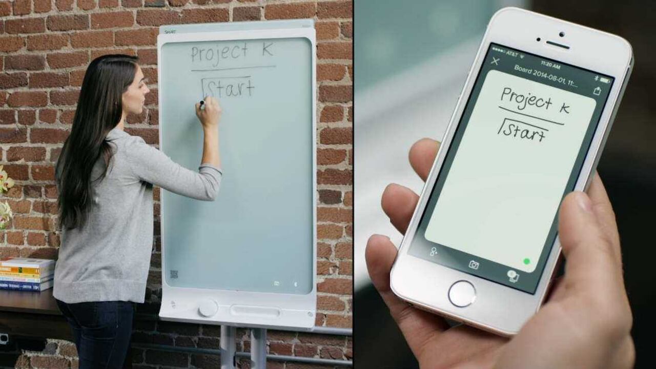 El tablero inteligente SMART Kapp permite que hasta 250 personas estén conectadas y en el celular o pantalla les aparezca lo que escribe el profesor.