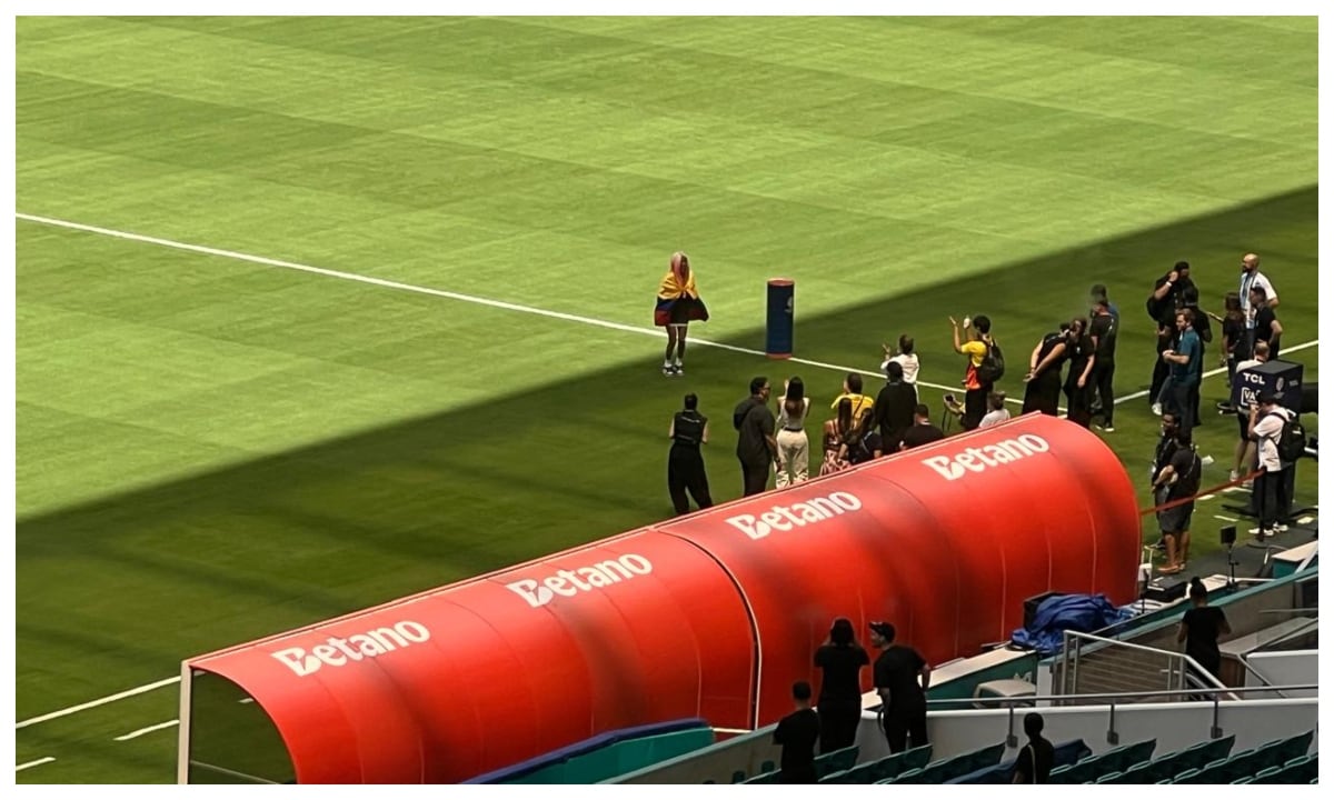 Karol G cantará el himno