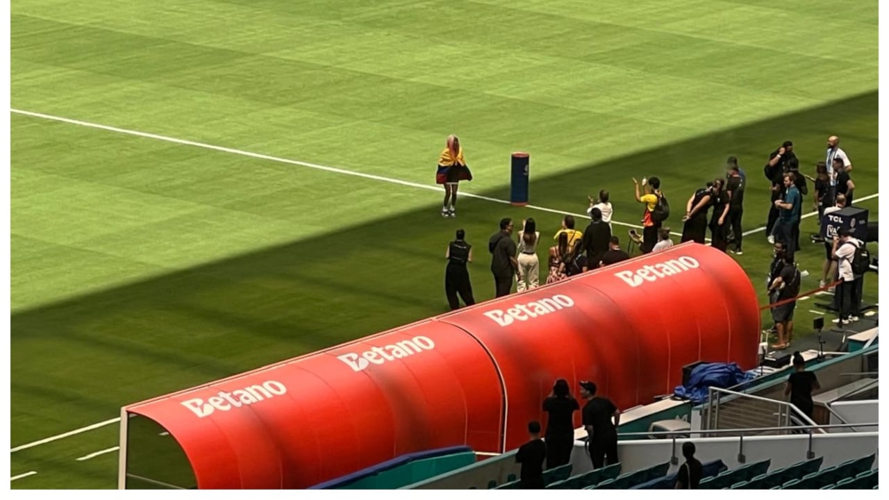 Karol G cantará el himno