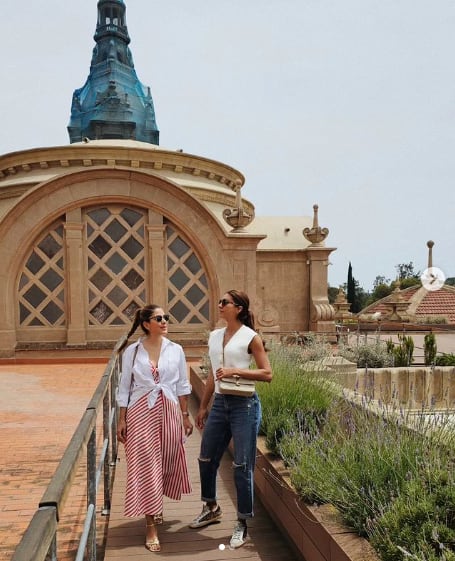 Andrea Serna y su hermana posando en Barcelona.