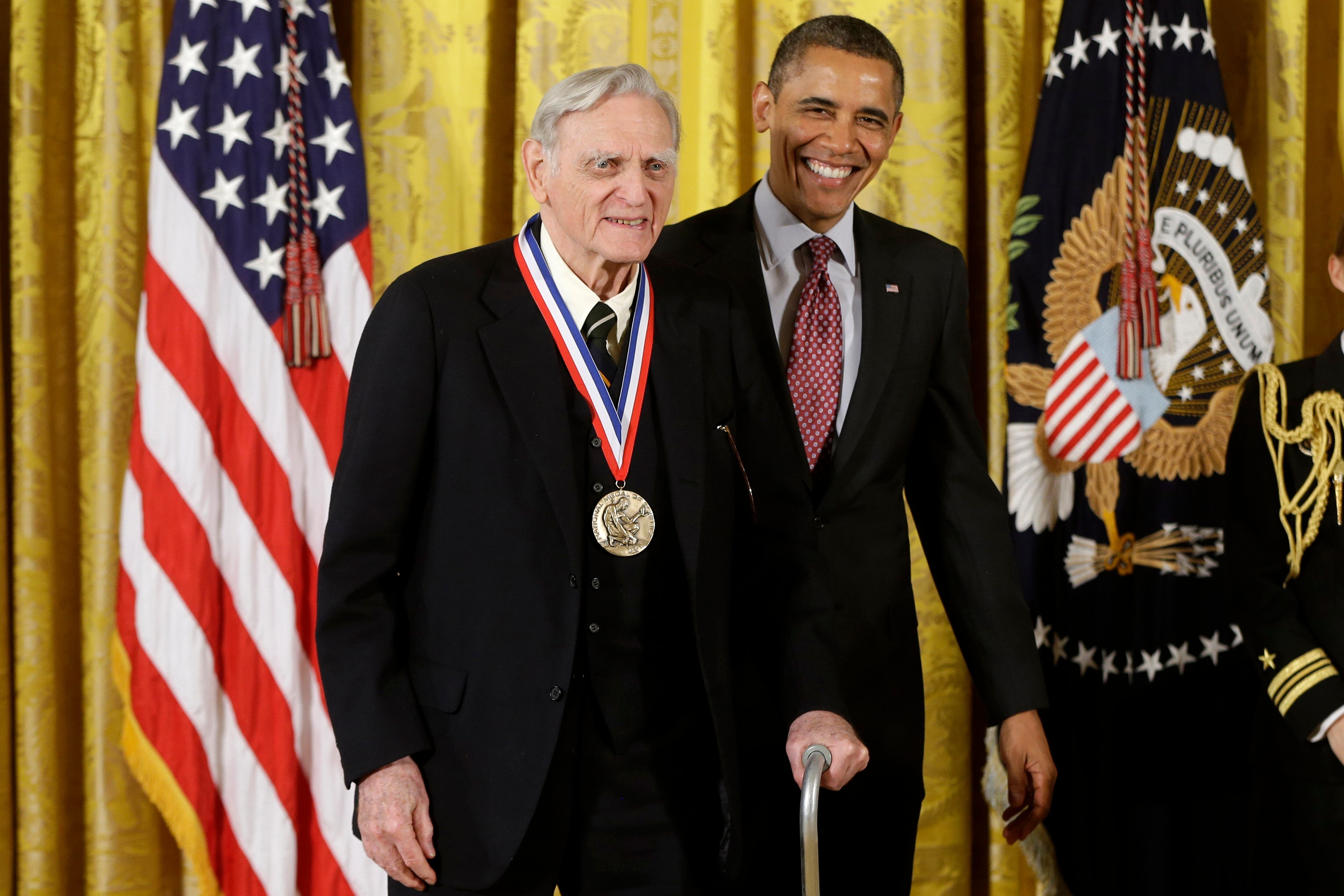 John Goodenough junto al expresidente Obama