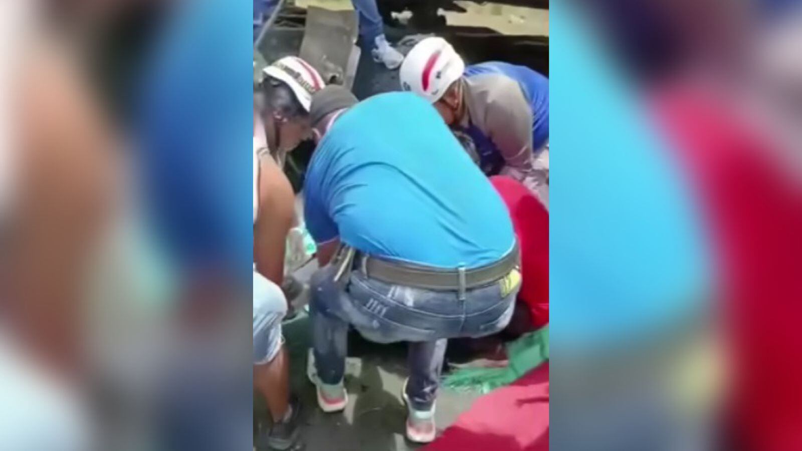 El conductor fue atendido por paramédicos.