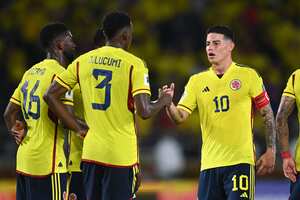 El mediocampista colombiano James Rodríguez (R) celebra con el defensor Jhon Lucumi (2-L) y el mediocampista Jefferson Lerma luego de derrotar a Venezuela al final del partido de fútbol de las Eliminatorias Sudamericanas para la Copa Mundial de la FIFA 2026 entre Colombia y Venezuela.
