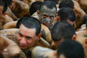 Nayib Bukele, presidente de El Salvador, confirmó que el primer grupo de preses ya fue enviado al a nueva super cárcel construida en el marco de lucha contra las pandillas. CECOT
