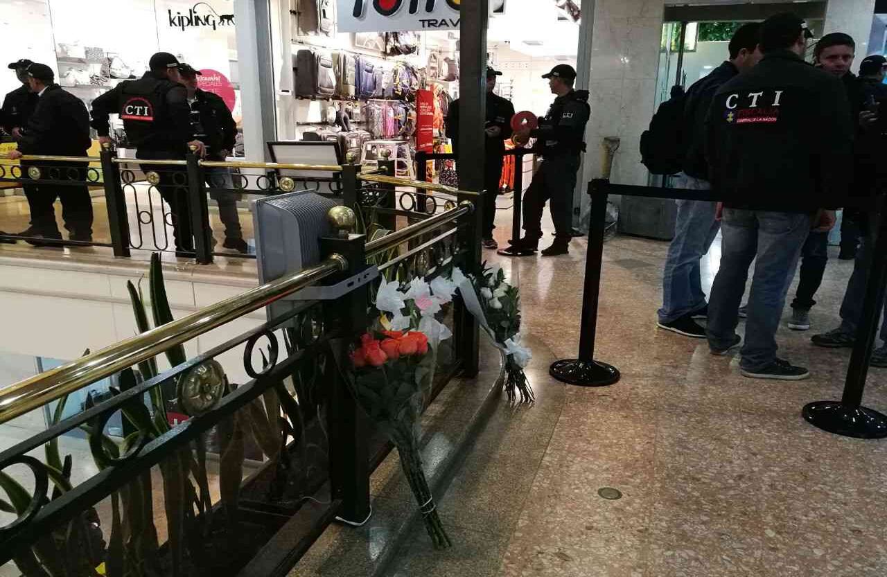 El CTI se encontraba en el baño en el que se detonó el explosivo investigando. Fotografía: Alfonso Hernández / SEMANA