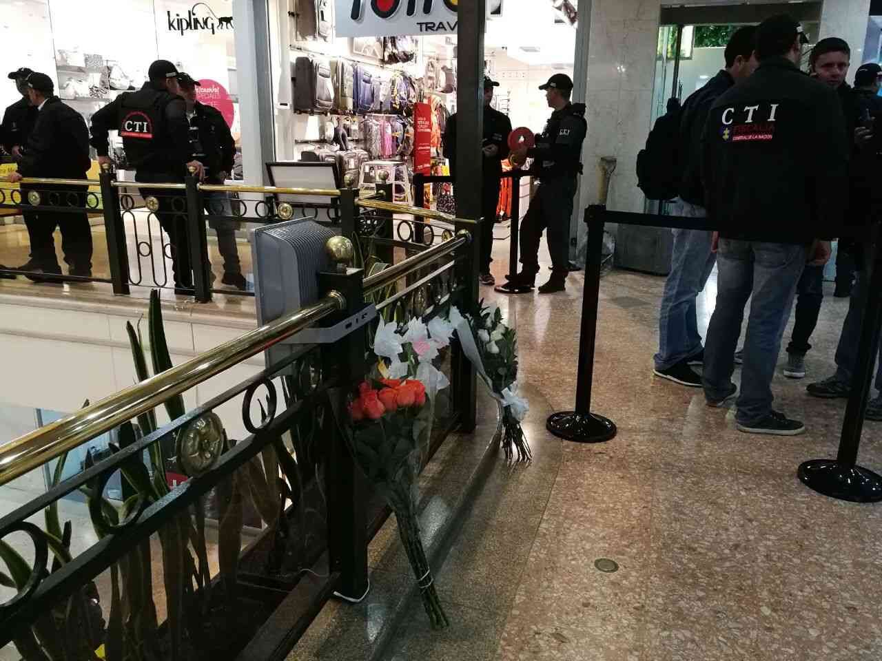 El CTI se encontraba en el baño en el que se detonó el explosivo investigando. Fotografía: Alfonso Hernández / SEMANA