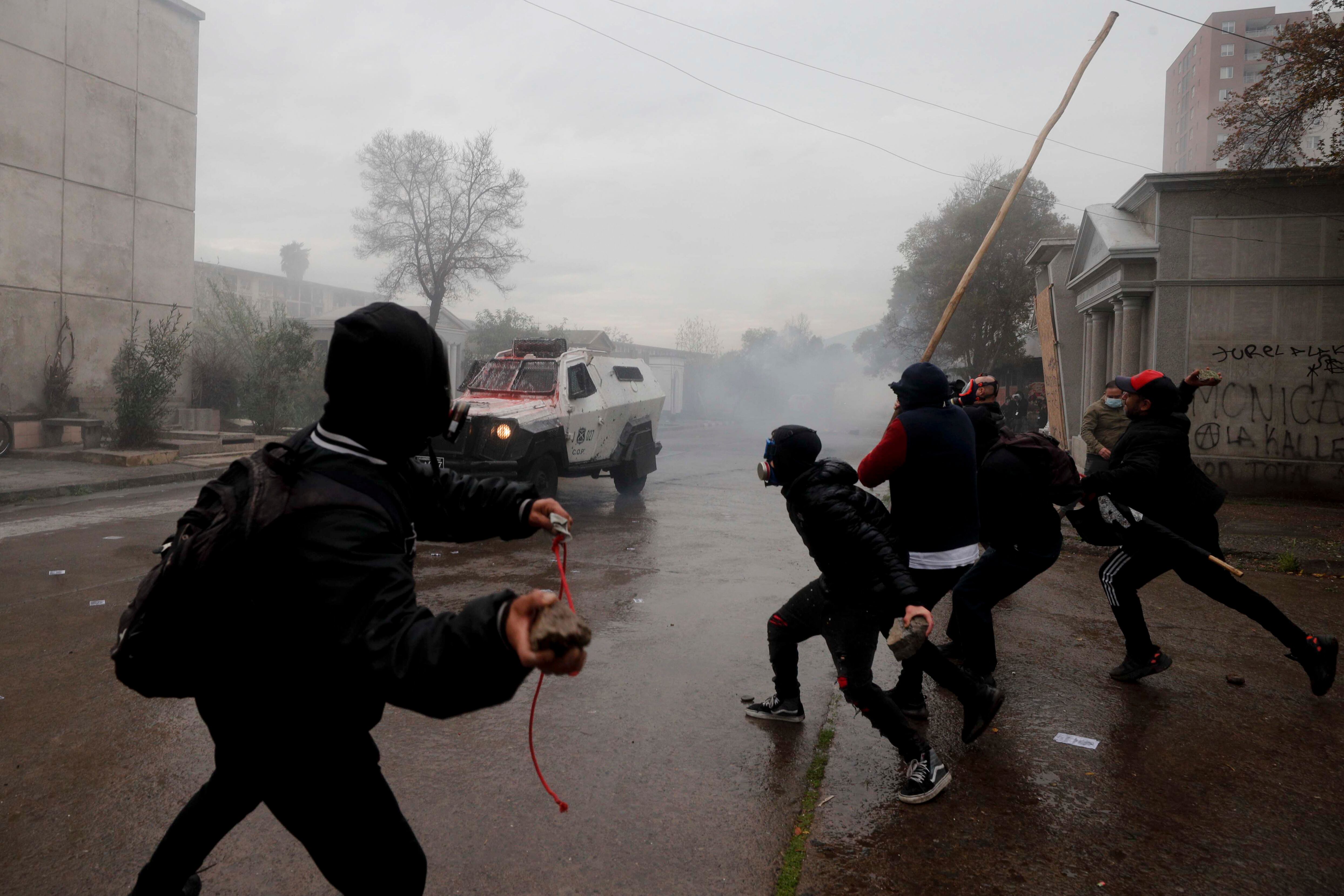 Manifestantes chocan con la policía durante una marcha que conmemora el 50 aniversario del golpe militar de 1973 liderado por el general Augusto Pinochet