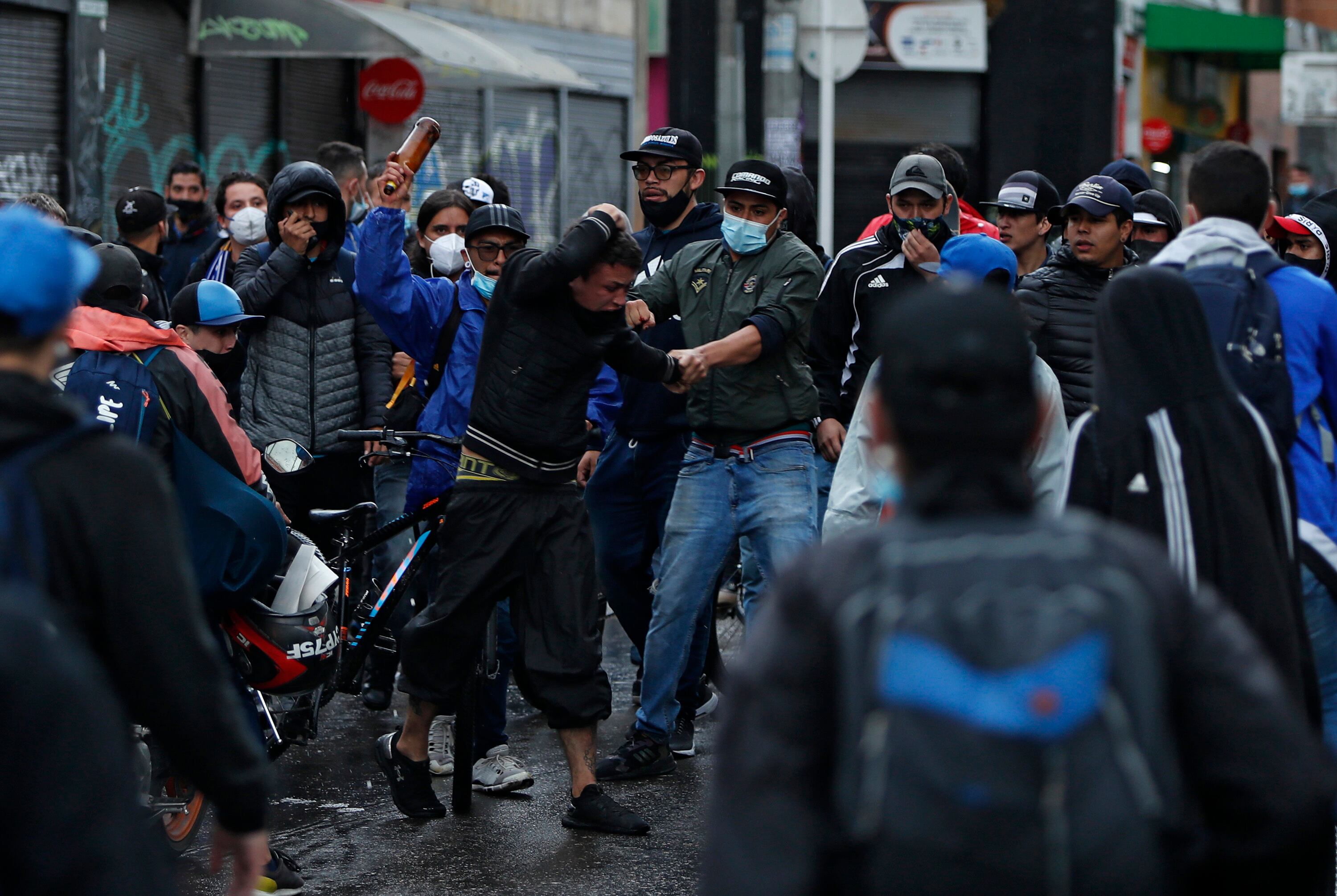 Paro Nacional en contra de la Reforma Tributaria
barristas de millonarios linchan a ladrón
Bogotá abril 28 del 2021
Foto Guillermo Torres Reina / Semana