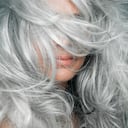 La insuficiencia de melanina se da porque el cuerpo con los años pierde la capacidad de producirla