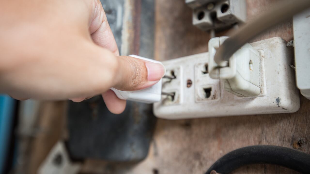 Ciertos síntomas eléctricos podrían evitar accidentes domésticos.