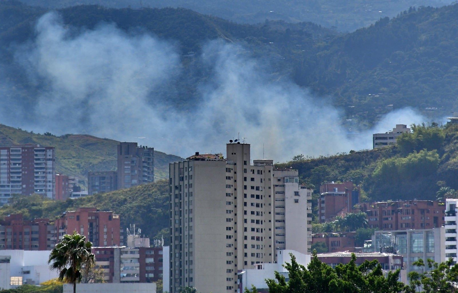 30 unidades bomberiles atienden nuevo incendio forestal al oeste de Cali.