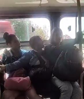 Mujeres pelean por una silla en TransMilenio.