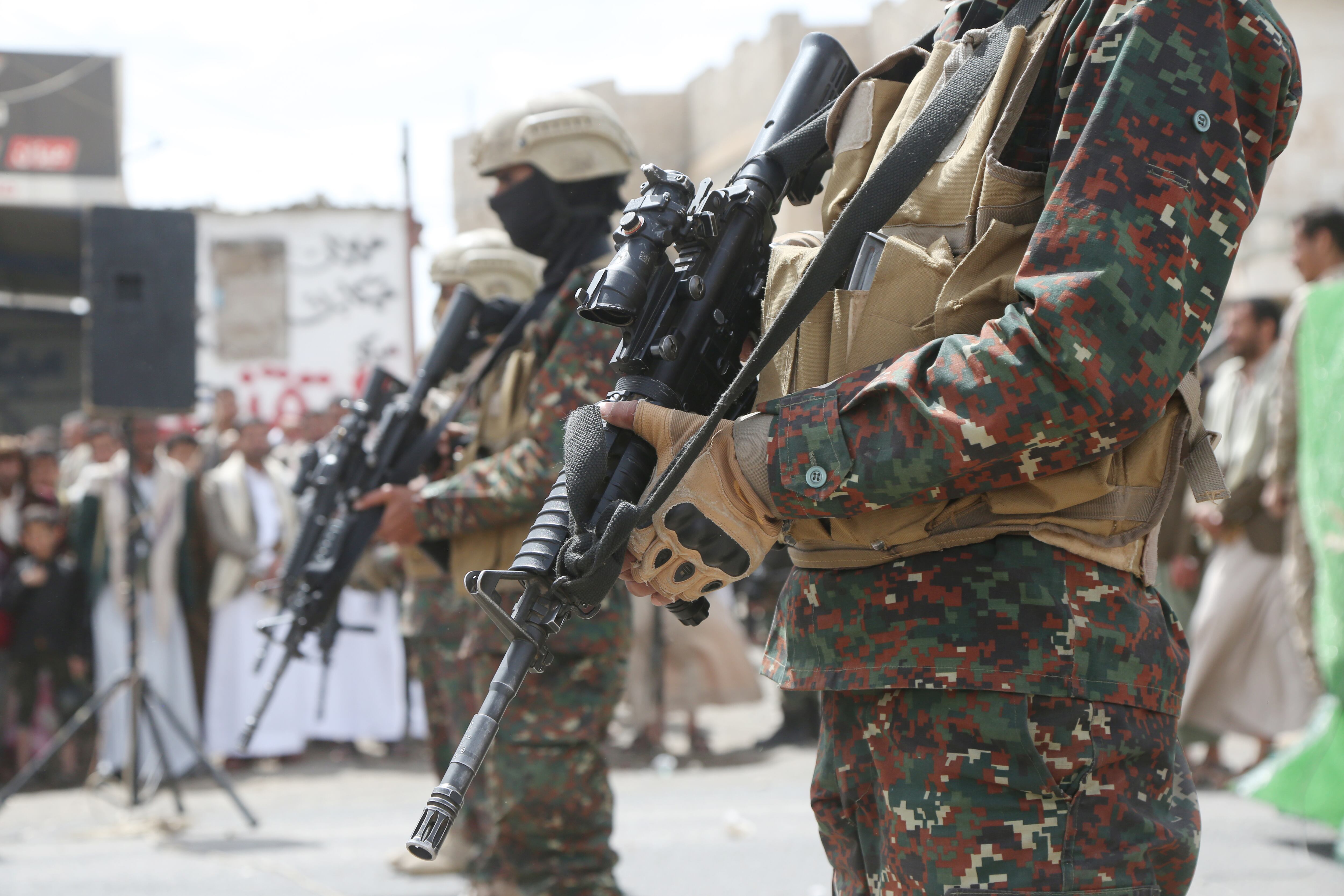 Soldados yemeníes montan guardia mientras simpatizantes del movimiento hutí de Yemen participan en una manifestación para conmemorar el 11.º aniversario de la campaña militar lanzada por la coalición liderada por Arabia Saudita el 26 de marzo de 2026 en Saná, Yemen.