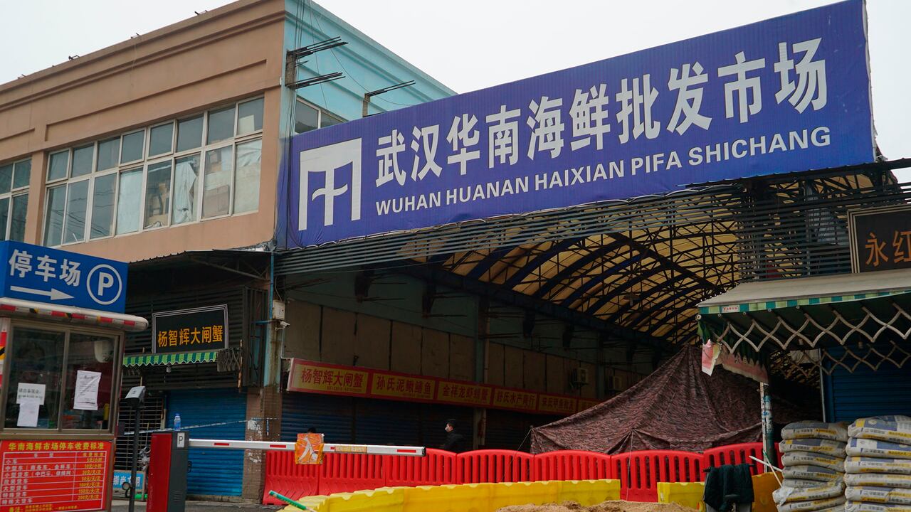 En esta foto de archivo del 21 de enero de 2020, el mercado mayorista de mariscos de Wuhan Huanan, donde varias personas relacionadas con el mercado enfermaron con un virus, se encuentra cerrado en Wuhan, en la provincia central china de Hubei. Foto: AP / Dake Kang.
