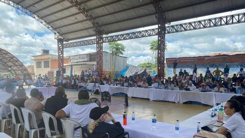 Las delegaciones del Gobierno Nacional y del Estado Mayor Central de las Farc reunidas en el municipio de puerto Concordia, en el Meta.