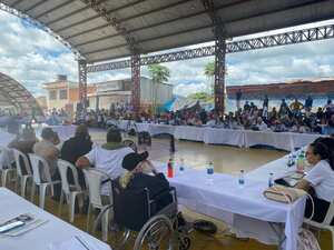 Las delegaciones del Gobierno Nacional y del Estado Mayor Central de las Farc reunidas en el municipio de puerto Concordia, en el Meta.