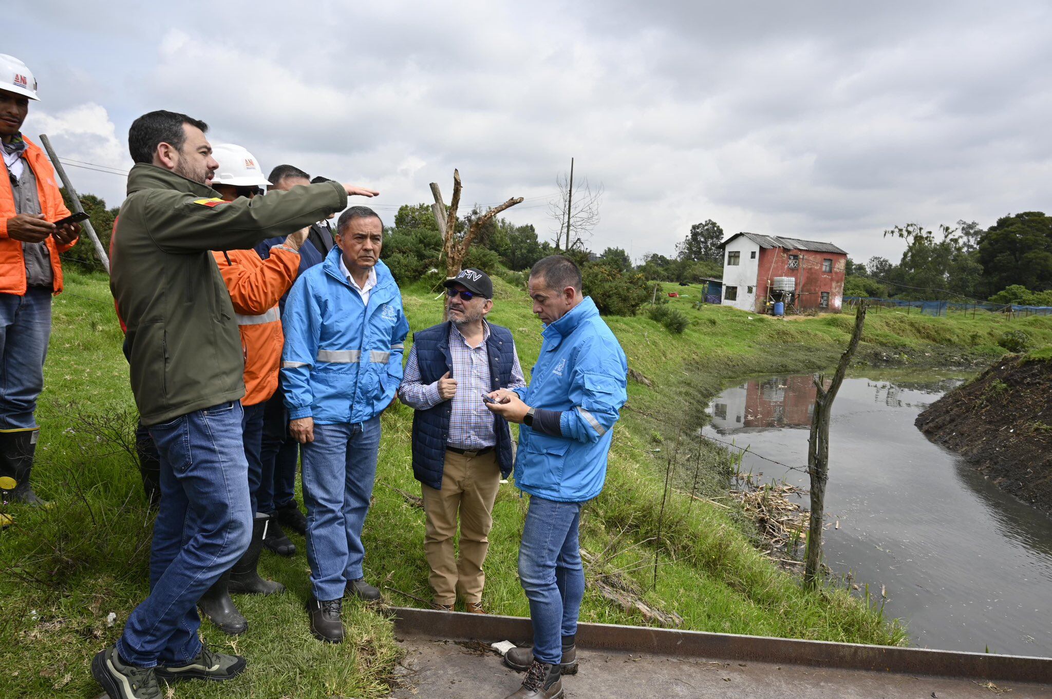 El alcalde de Bogotá, Carlos Fernando Galán, recorriendo la Autopista Norte, a la altura de la calle 222, para verificar los trabajos en la zona que permitan la completa normalización de este corredor vial luego de las inundaciones, el 12 de marzo de 2025